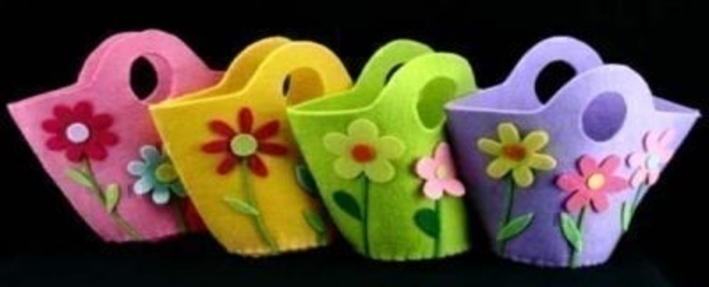 Choice of 4 Felt bag with flowers by Gisela Graham. If preference please specify colour lilac, pink, green or yellow when ordering. Would make a great Easter gift with eggs or a plant in. Size 21x17x8cm